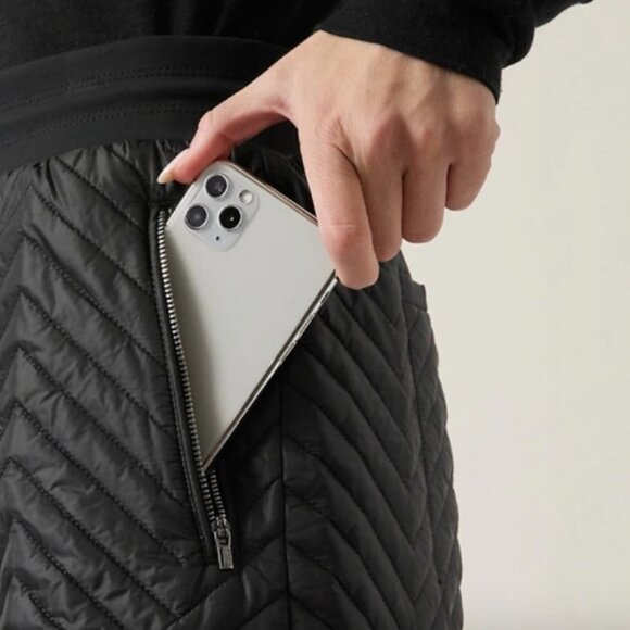 ATHLETA Womens NWOT Apres Quilted DOWN Ski Hiking Shorts Zip Pockets 8 Black $89 - Picture 3 of 8